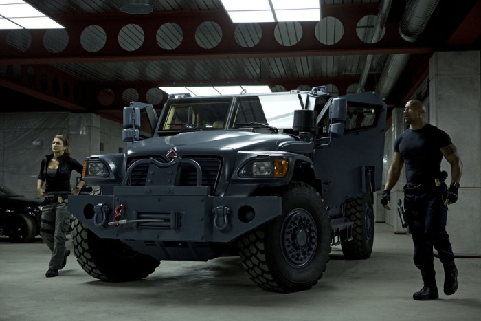 Navistar MXT - Gina Carano e Dwayne Johnson in una scena di F&F6